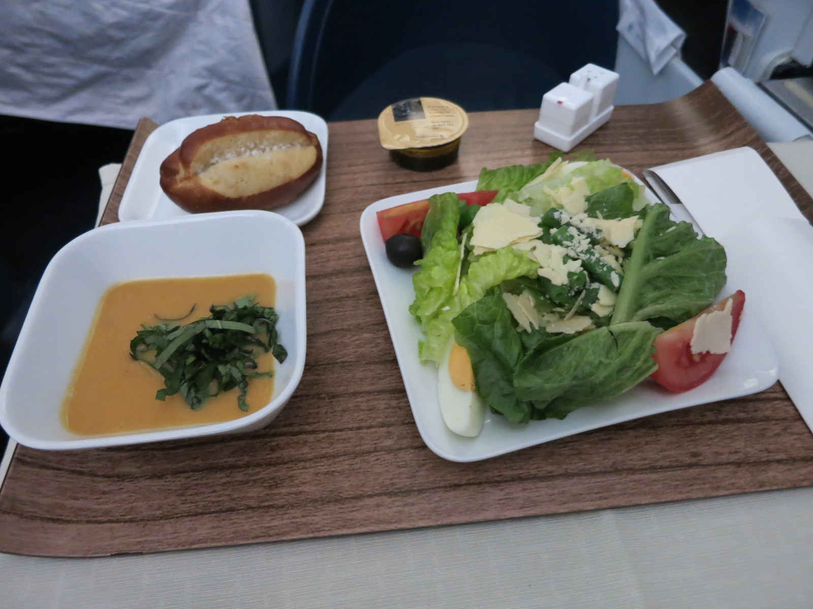 Delta Asks Business Class Passengers To Consider Skipping Meals, For The Environ..