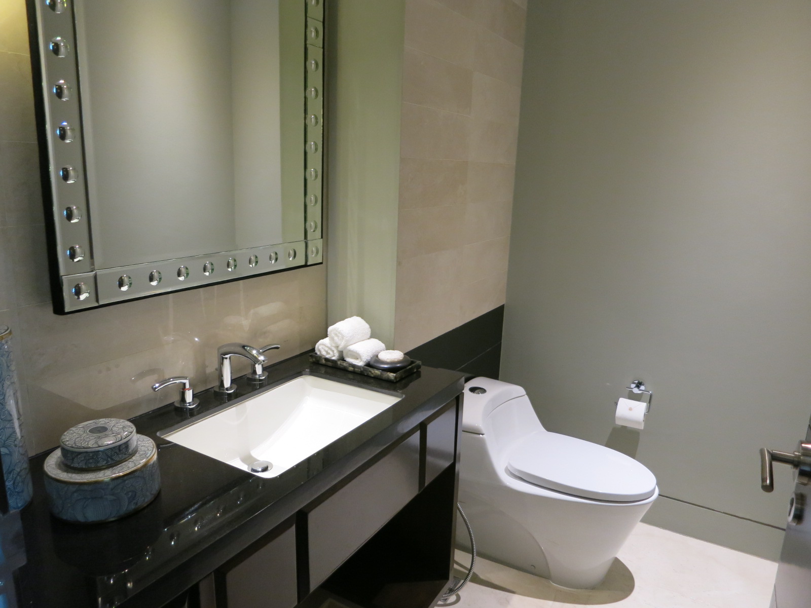 St. Regis Bangkok hotel Caroline Astor Suite guest bathroom
