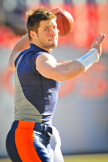 Tim Tebow rushes to help during in-flight medical emergency