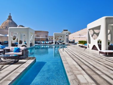 dubai hotel by pool
