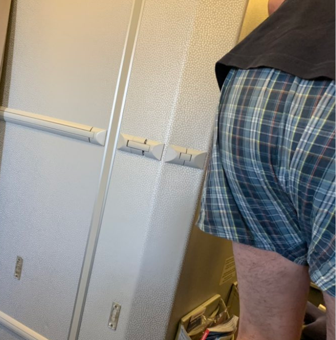 Man Flies to Los Angeles in Boxer Shorts, Recreates 'Living Room