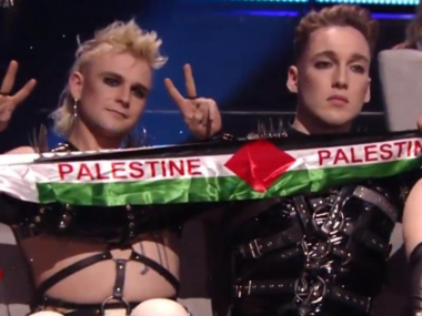 band hatari holding palenstine flag