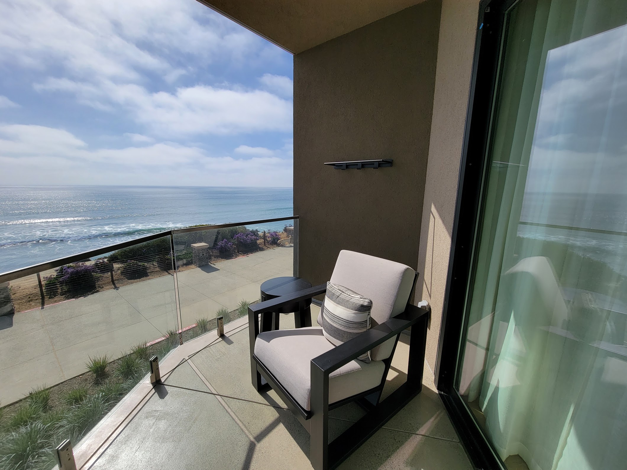 alila marea resort balcony</i><br />
<I>Ocean Suite Balcony</i></p>
<p><img decoding=