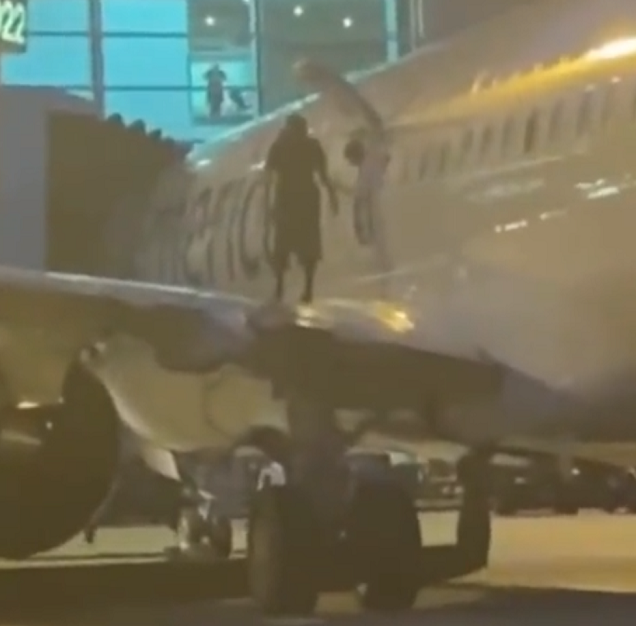 Passenger Can't Stand The Flight Anymore, Leaves Through Emergency Exit On Arriv..