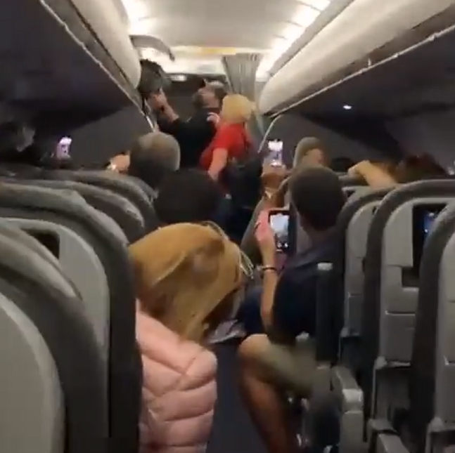 Passengers Sing "Na Na Na Na, Hey Hey Goodbye" As Anti-Maskers Kicked Off Delaye..