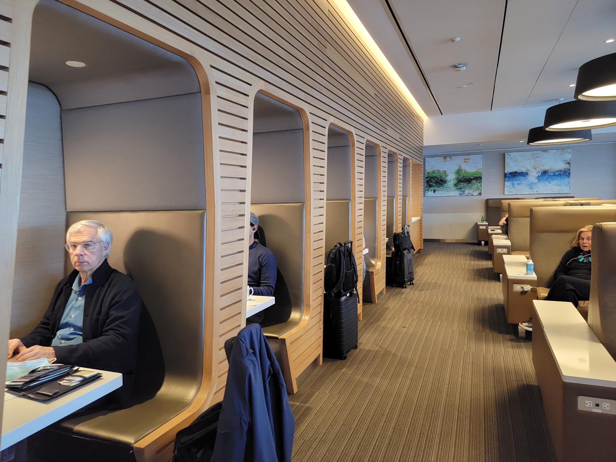 american airlines flagship lounge new york jfk work desks