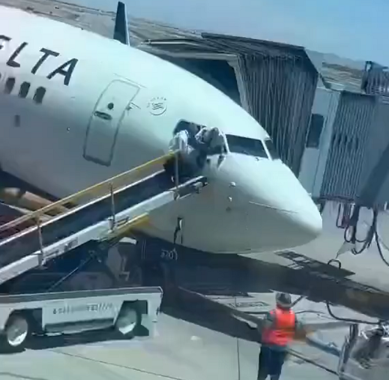 delta-pilot-locks-himself-out-of-the-cockpit-climbs-through-window-of