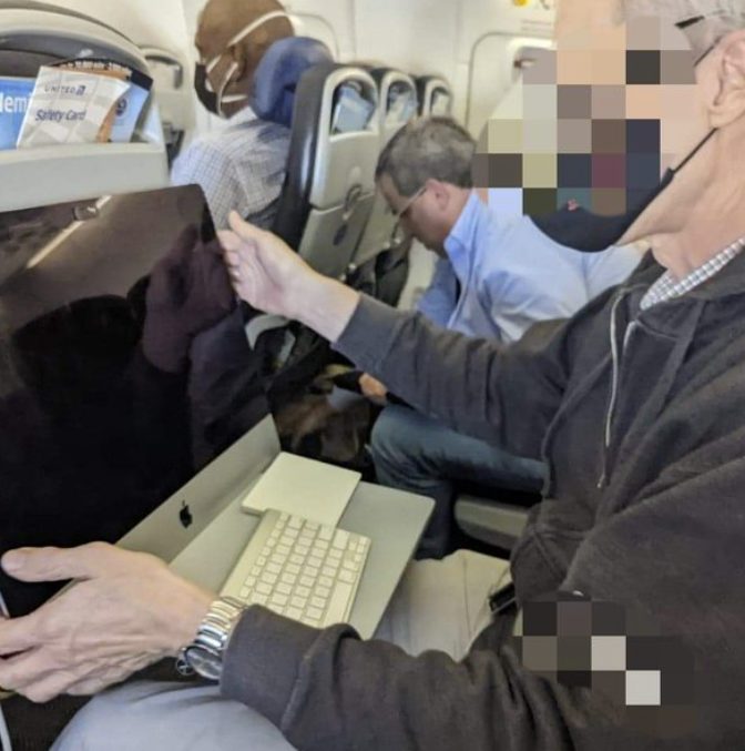 United Passenger Whips Out Full Size iMac In Coach, Works Entire Flight Like A B..