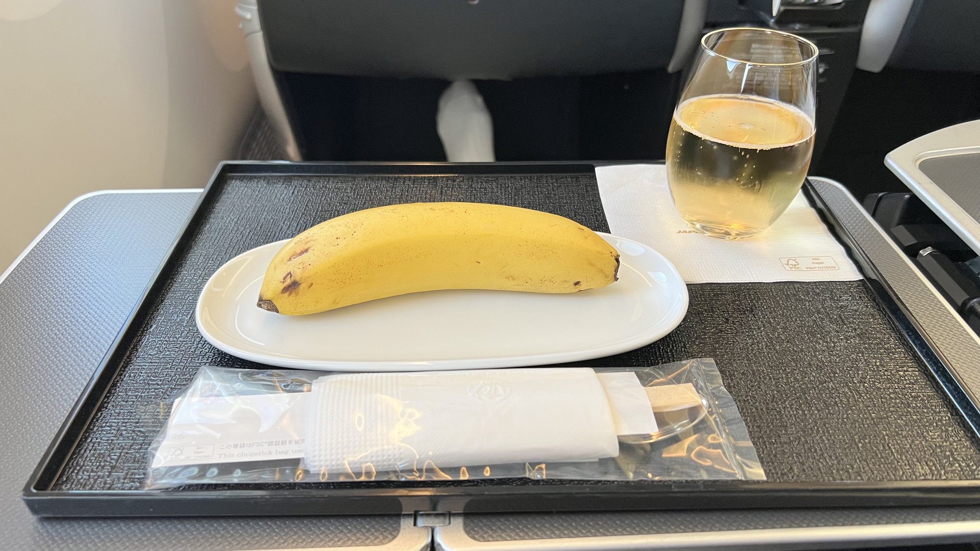 Une compagnie aérienne servant une banane au petit-déjeuner en Classe Affaires : « Ça y est ? »