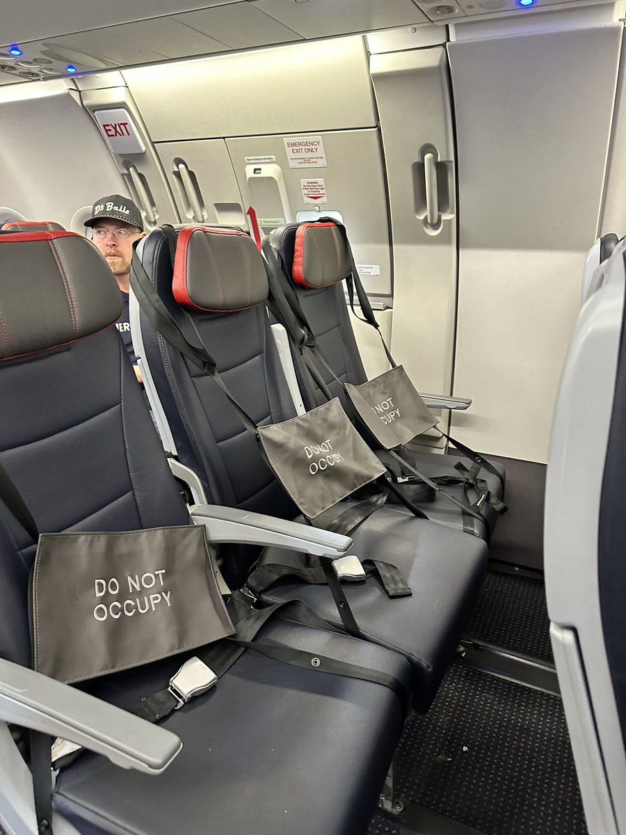 Broken American Airlines Seats Forces Elite Flyer Next To Meth Head