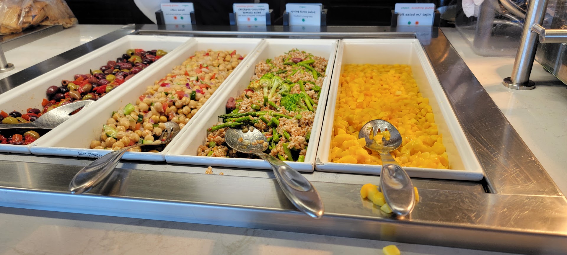 passengers-at-delta-sky-clubs-are-dumping-buffet-items-into-their-carry