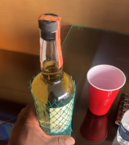 Cette bouteille de tequila a un shot supplémentaire dans le bouchon. :  r/mildlyinteresting