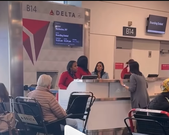 Delta Air Lines Karen Demands To Speak To The Manager, Screams At Employees During Delay 