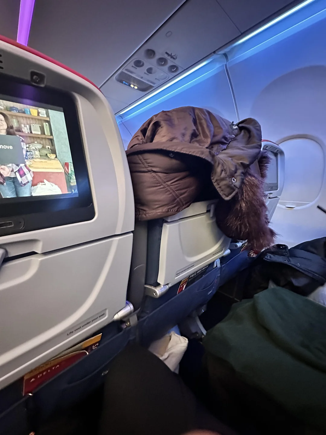 A Whole New Way To Be Awful At 30,000 Feet As Passenger’s Clever Hack Ruins Neighbor’s Flight Experience