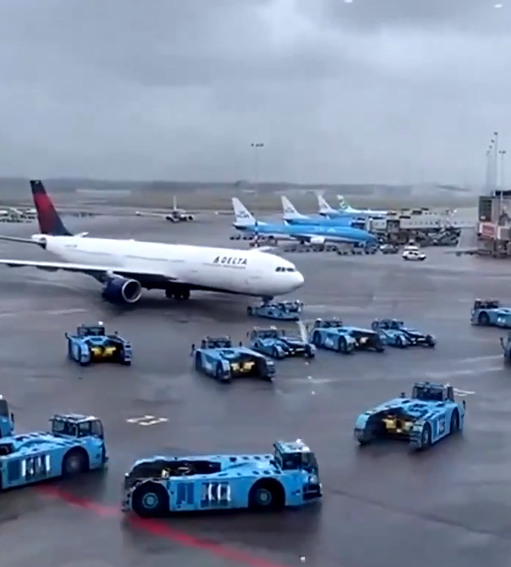 Heartwarming Airport Goodbye Goes Viral
