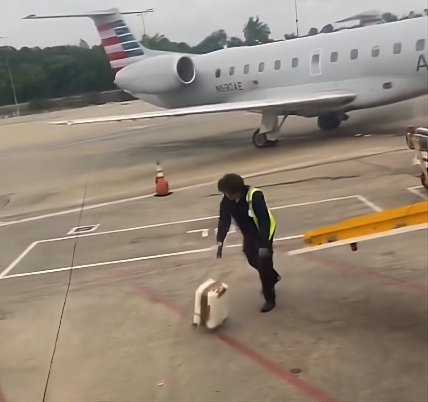 Frustrated American Airlines Passenger Films Baggage Handler Playing 