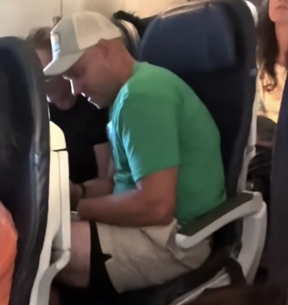 Viral video reveals cheating husband’s affair in the Mile High Club on a United Airlines flight