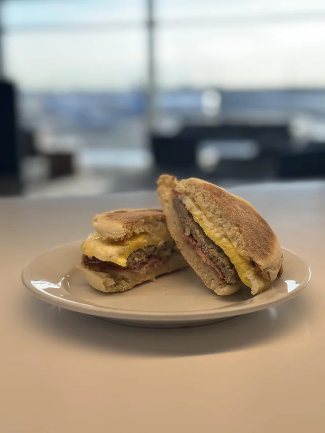 United Lounge Hack: Flyers Are Cooking Up Secret Breakfast Sandwiches—Would You Try It? [Roundup]