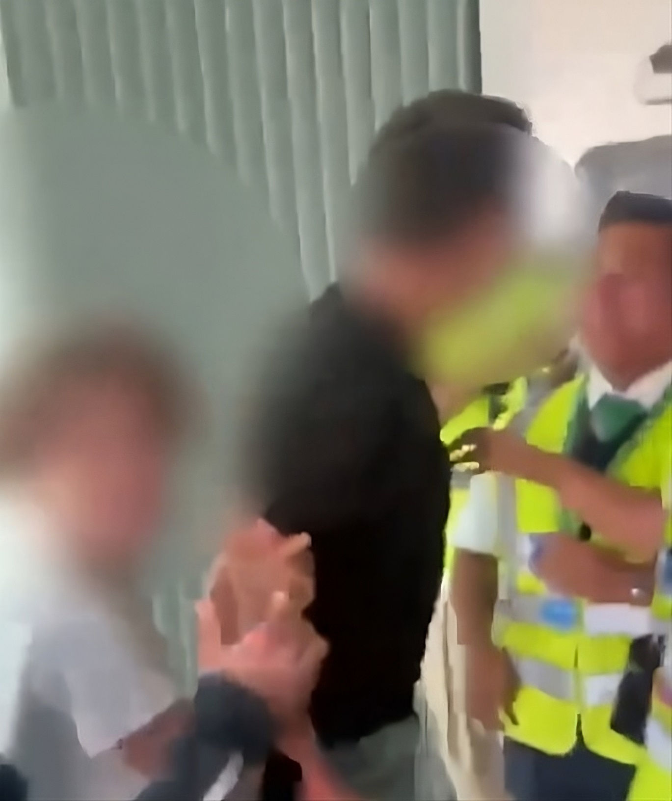Children Watch In Horror As Their Father Attacks Flight Attendants [Roundup]