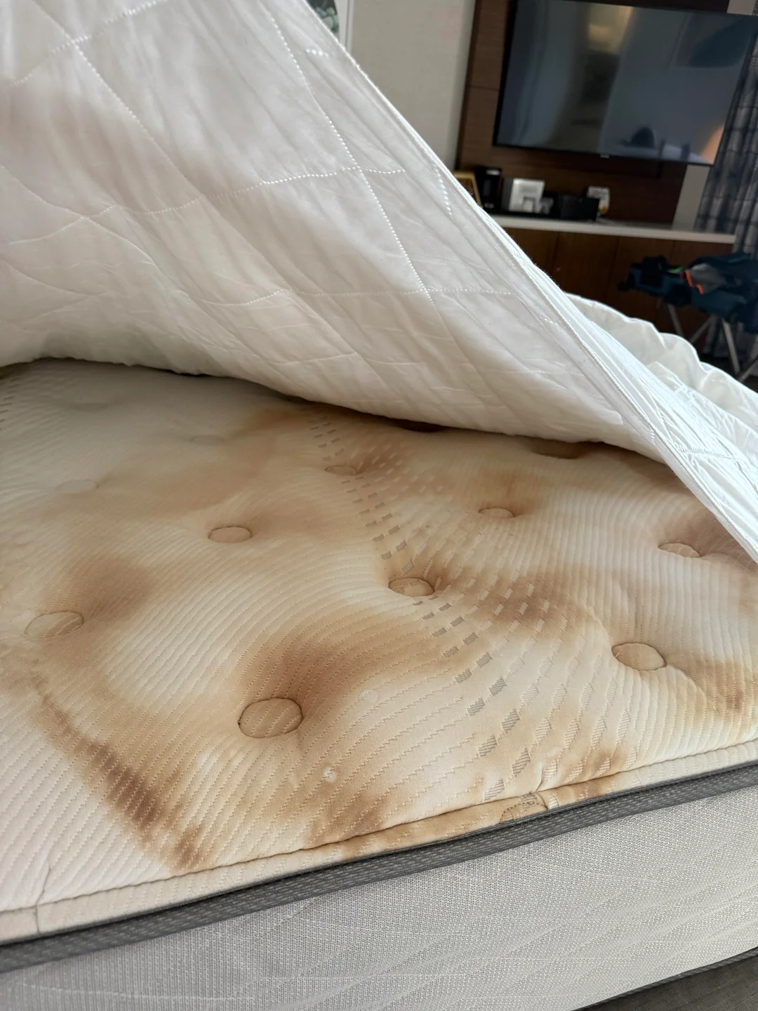 ‘Disgusting' Marriott Renaissance Bed Photo Goes Viral—Is This What ‘Brand Standards' Means Now? [Roundup]