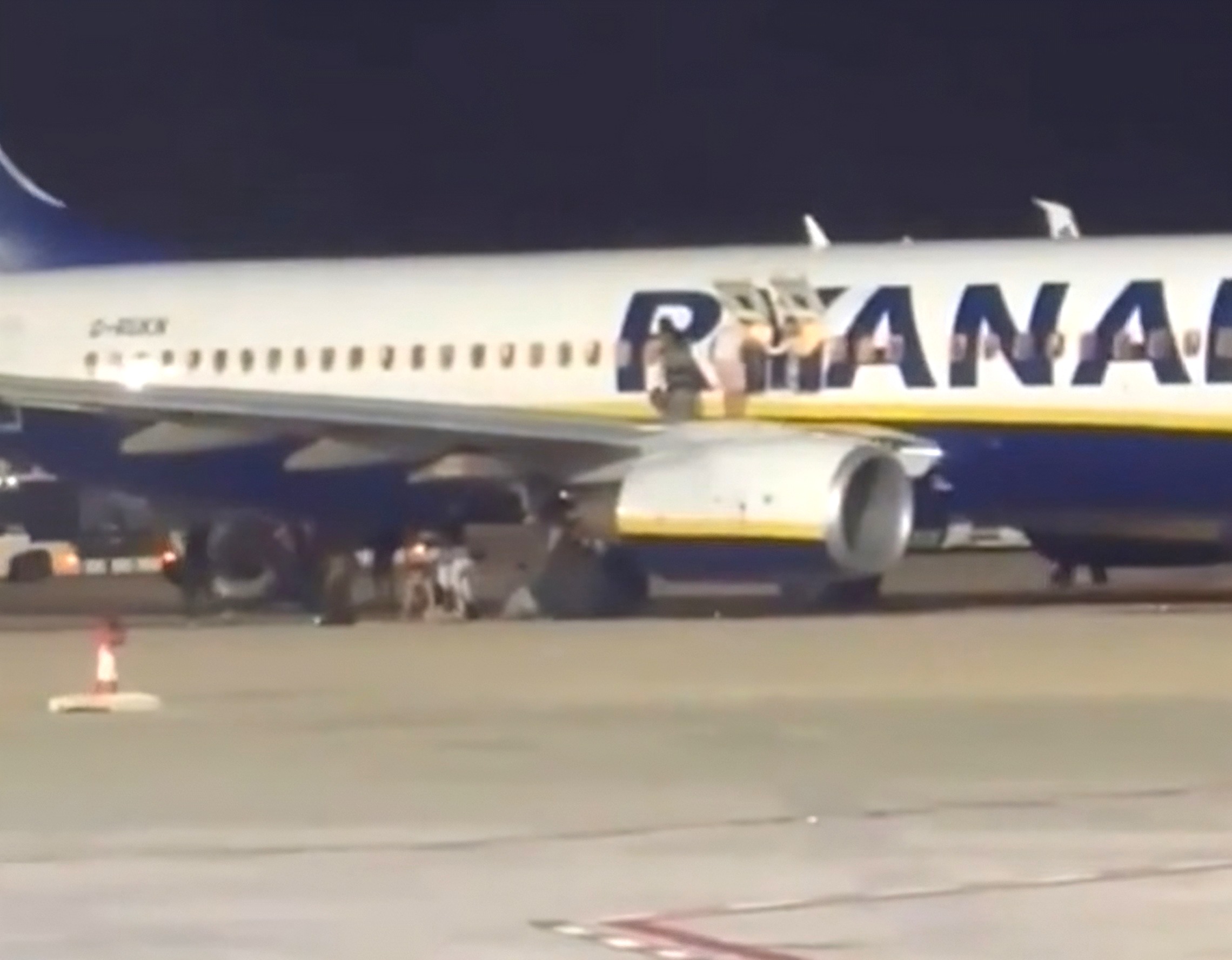 Ryanair Passengers Leap Onto Wing After False Fire Alarm—18 Injured In Midnight Evacuation