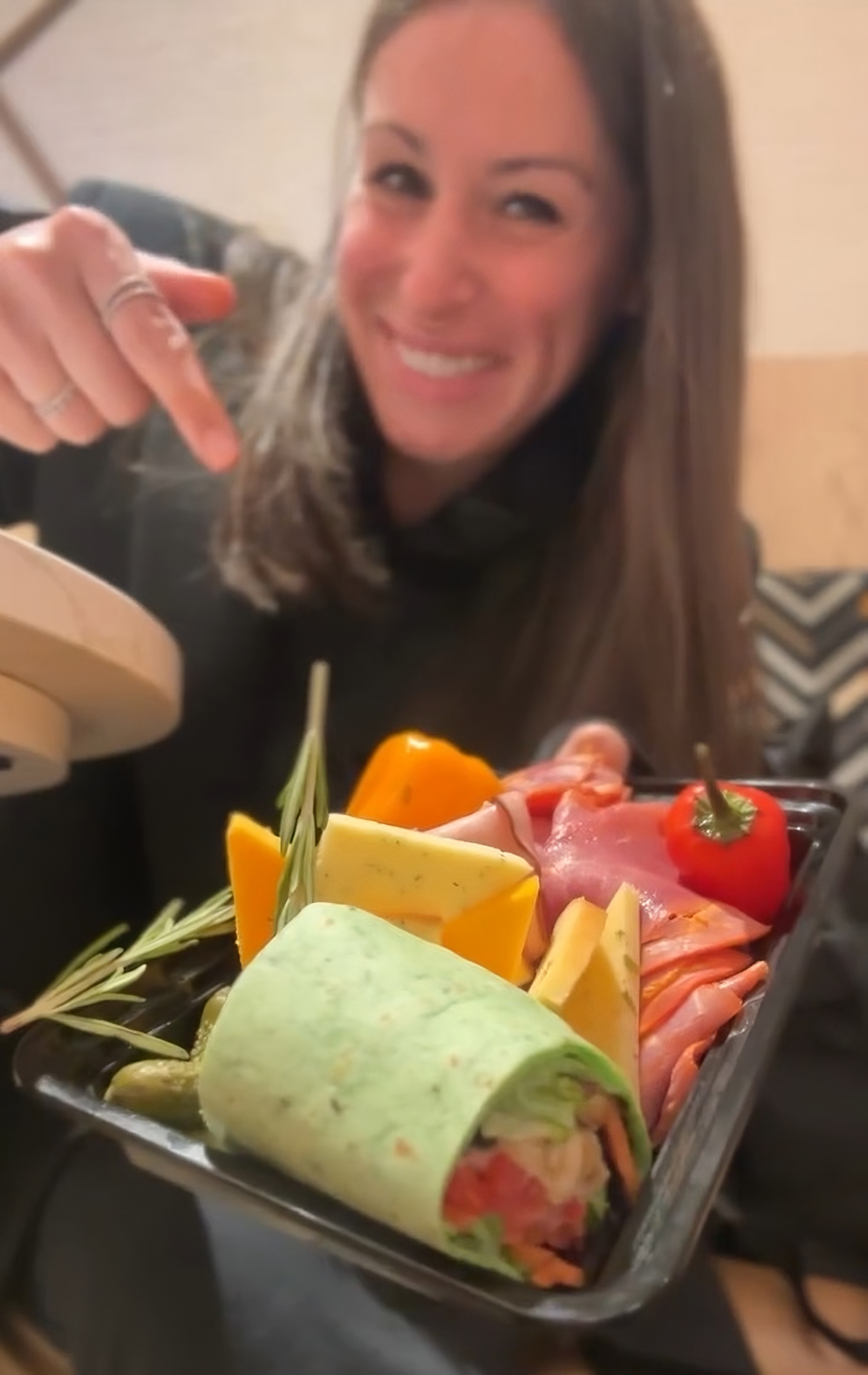 “If You’re Not Stealing Food From Airline Lounges, You’re Getting Ripped Off”: Travelers Told To Smuggle Meals Out In Tupperware