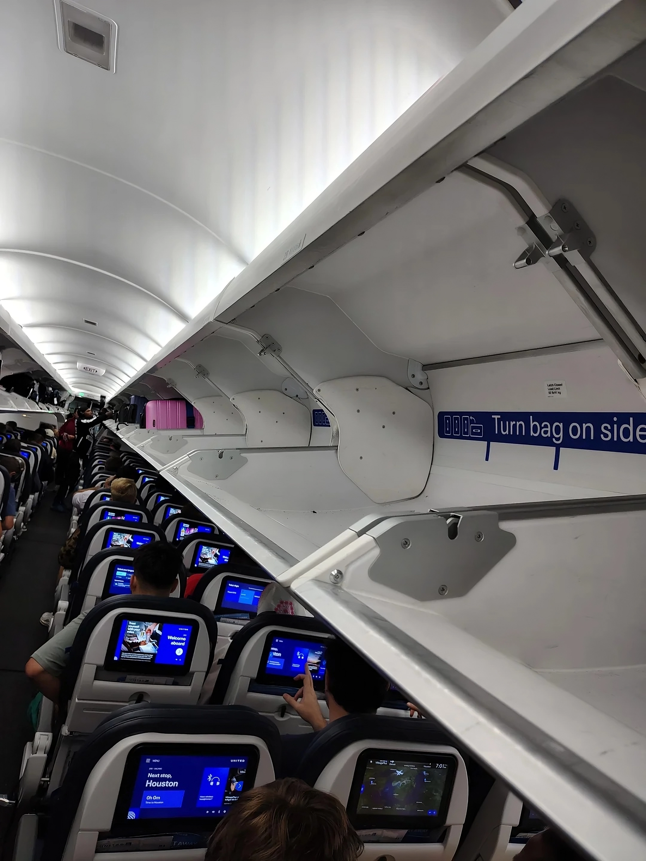 ‘Gate Agent Lied About Full Bins’: United Passenger Rails Against Overhead Storage Scam [Roundup]