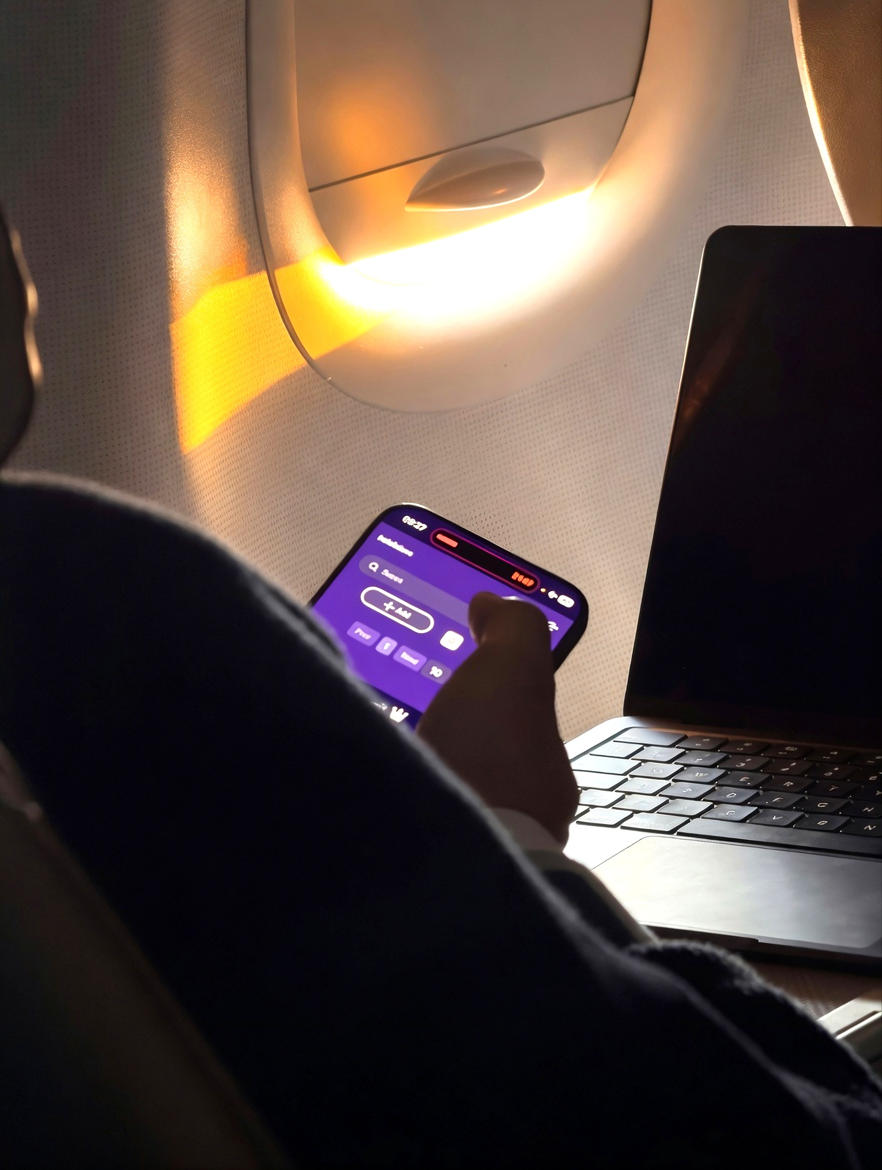 Man infuriates fellow passengers after talking into his phone for an entire flight despite not calling anyone