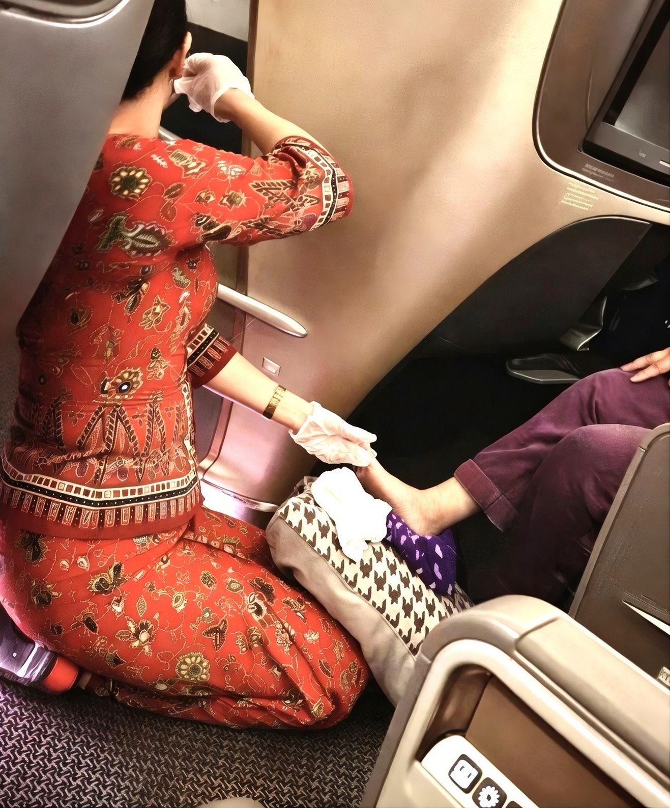 Viral Claim Says Singapore Airlines Offers First Class Foot Rubs — Photo Looks Real, The Service Isn’t