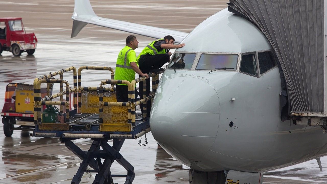TravelWireDaily — American Airlines Pilots Got Locked Out Of The Cockpit At DFW, So Maintenance Climbed Through The Window