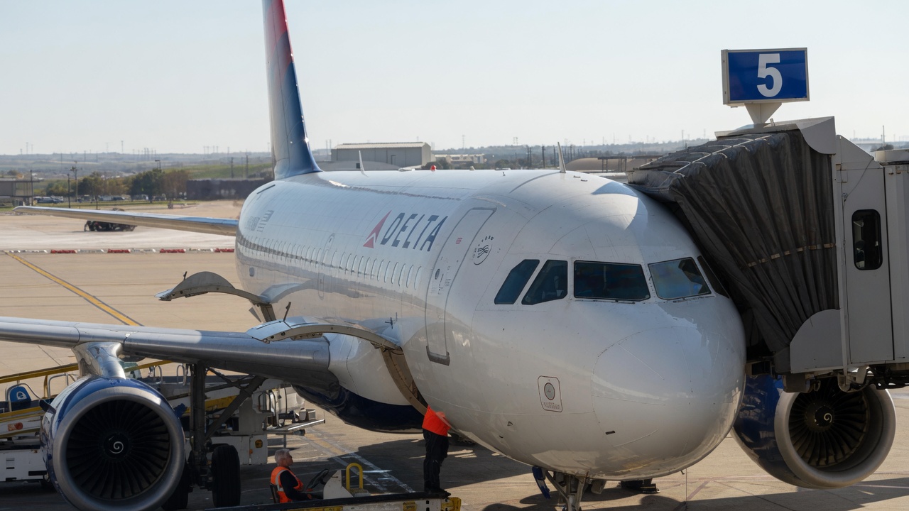 TravelWireDaily — Delta Pilots Save The Day After Boston Air Traffic Control Clears American Jet For Takeoff Right As They’re Landing