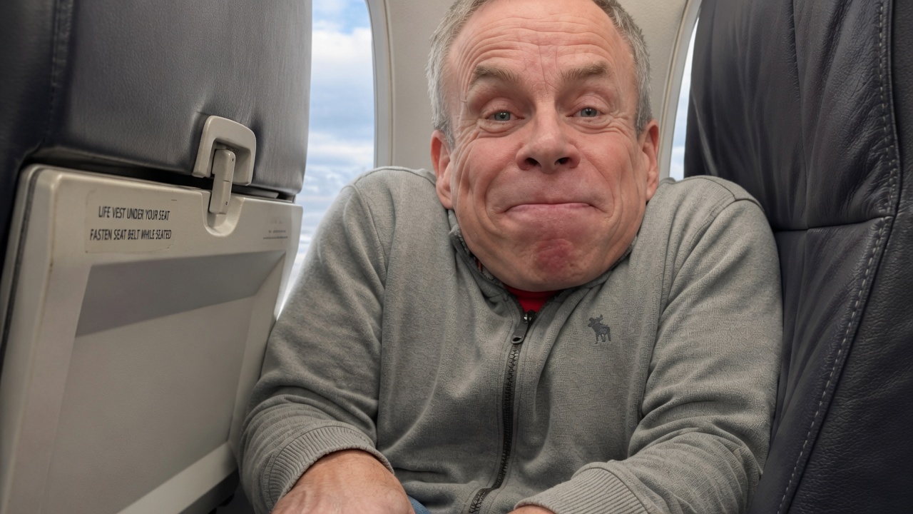 TravelWireDaily — American Airlines Downgraded 3-Foot-6 Star Wars Actor Warwick Davis From First Class. So He Wrote The Perfect Legroom