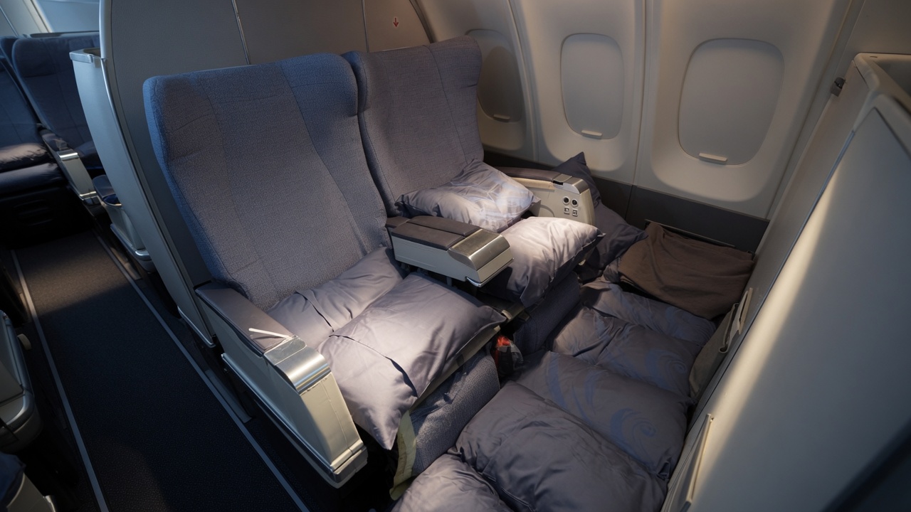 TravelWireDaily — Traveler Turns Business Class Floor Into A Lie-Flat Bed — But This Isn’t A Normal Airline Cabin