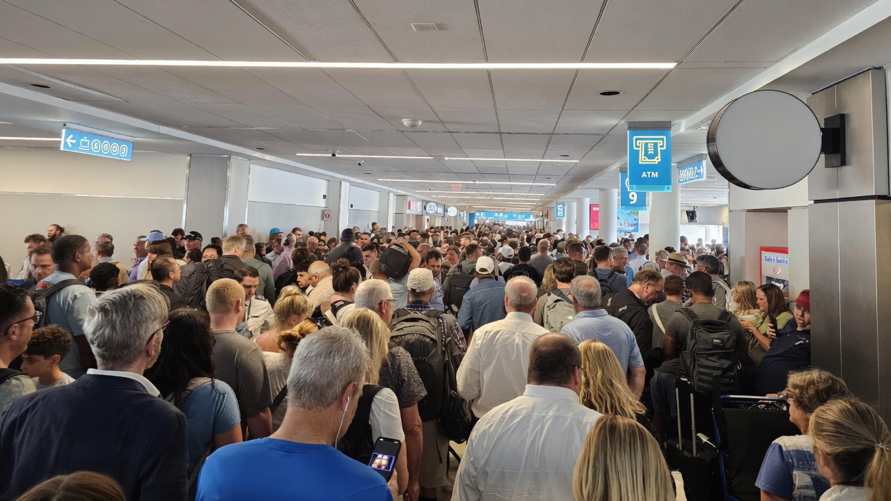 TravelWireDaily — Charlotte Airport Brags Its Low Costs While Passengers Pay With Crowds, Long Walks, And Missed Connections