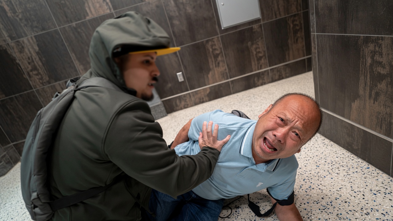TravelWireDaily — ICE Agents Run Off Mid-Arrest At Las Vegas Airport—Leaving One Handcuff Dangling From An Elderly Traveler’s Wrist