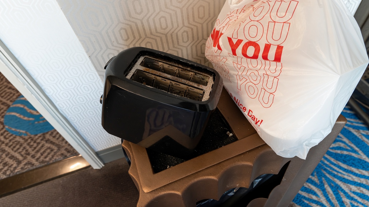 TravelWireDaily — Las Vegas Guest Brought Their Own Toaster To The Cosmopolitan, Because $40 Avocado Toast Hits Hard